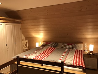 Schlafzimmer mit Doppelbett