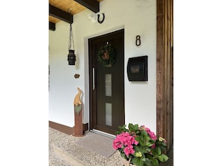 Hauseingang im Sommer