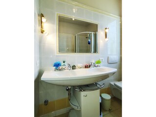 1. Badezimmer mit Duschkabine, im 1. Stock