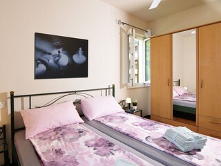 2. Schlafzimmer mit Ventilator und Kleiderschrank