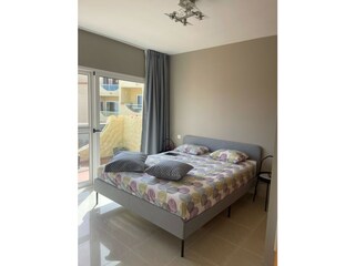 Schlafzimmer mit Balkon Blick zum Pool