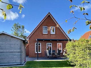 Ferienhaus mit überdachter Terrasse und Gartenhaus