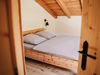 Zirbenholzbett im 2. Schlafzimmer