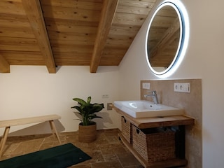 ...im Badezimmer mit Natursteincharme!"