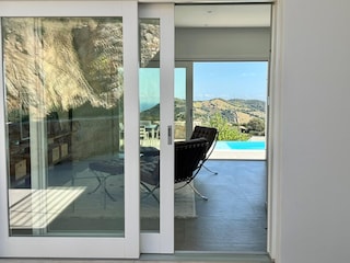 Durchblick von der hinteren Terrasse zum Meer