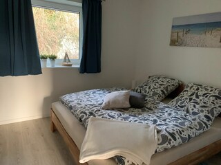 Das Schlafzimmer mit Doppelbett.