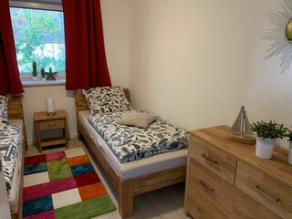 Das Schlafzimmer mit zusätzlicher Kommode.