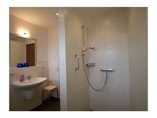 Badezimmer mit ebenerdiger Dusche