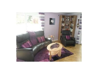 Ansicht Wohnzimmer mit Außenjalousien