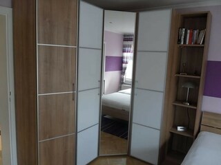 Kleiderschrank im Schlafzimmer