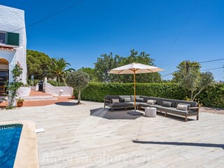 Lounge next to Pool