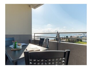 ... sonnigen Balkon ...