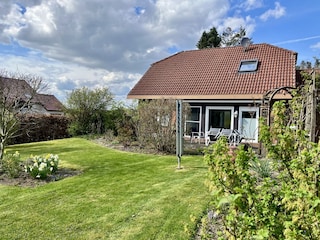 Haus mit großem Gartengrundstück