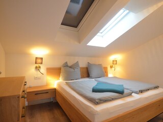 Schlafzimmer mit Doppelbett