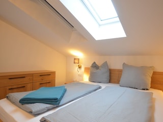 Schlafzimmer mit Doppelbett