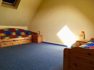 großes Kinderzimmer mit 3 Schlafgelegenheiten