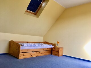 Einzelbett im Kinderzimmer zum Doppelbett ausziehbar