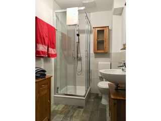 Badezimmer mit Dusche