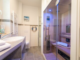 Badezimmer mit Infarotkabine (EG) Ferienhaus Huuske unter Reet