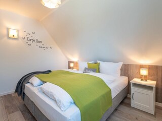 Schlafzimmer 1 im Obergeschoss Ferienhaus Huuske unter Reet