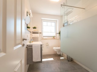 Badezimmer im Obergeschoss Ferienhaus Huuske unter Reet