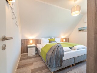 Schlafzimmer 1 im Obergeschoss Ferienhaus Huuske unter Reet