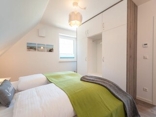 Schlafzimmer 1 im Obergeschoss Ferienhaus Huuske unter Reet