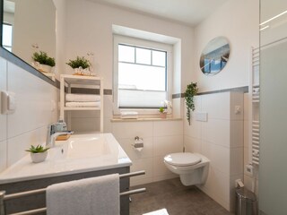 Badezimmer im Obergeschoss Ferienhaus Huuske unter Reet