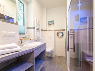 Badezimmer im Erdgeschoss Ferienhaus Huuske unter Reet