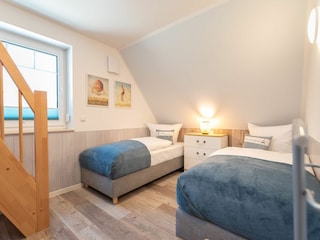 Schlafzimmer 2 im Obergeschoss Ferienhaus Huuske unter Reet