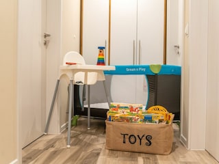 Kinderbett, Hochstuhl und Spielzeug