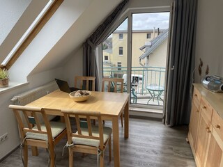 sehr helles Wohnzimmer mit Ausgang zum Balkon