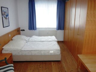 geräumiges Schlafzimmer