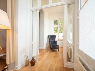 Durchgang zum Flügel mit Bibliothek