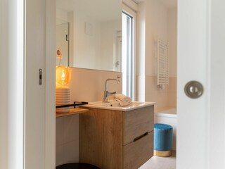 Blick ins Badezimmer 1