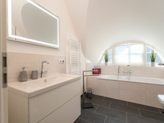 Badezimmer im Dachgeschoss