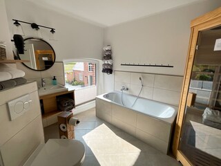 Badezimmer mit Badewanne & Infrarotkabine
