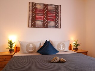 Schlafzimmer mit großem Doppelbett