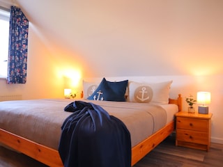 Schlafzimmer mit großem Doppelbett