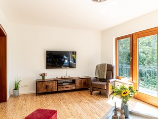 Wohnzimmer mit Zugang zum Balkon