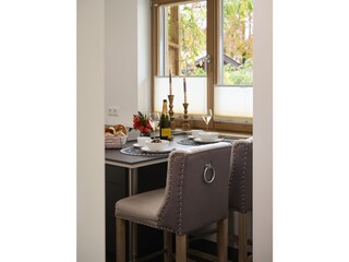 Küche mit Theke und Blick in den Garten