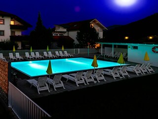 Pool bei Nacht