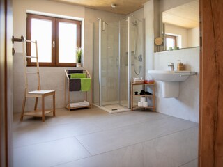 Badezimmer mit Dusche und WC