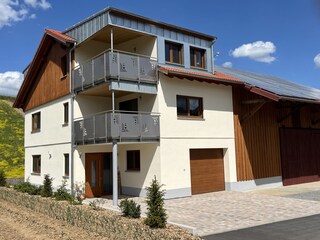 Außenansicht mit Parkplatz