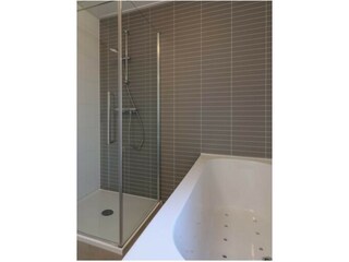 Badewanne mit Whirlpool Funktion