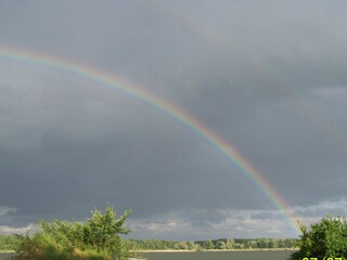 Regenbogen über dem See