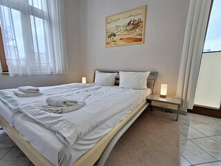 2. Schlafzimmer zur Südseite mit Zugang zum Balkon