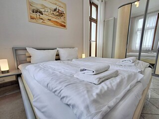 2. Schlafzimmer zur Südseite mit Zugang zum Balkon