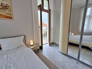2. Schlafzimmer zur Südseite mit Zugang zum Balkon