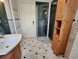 Tageslicht-Bad mit DU/WC